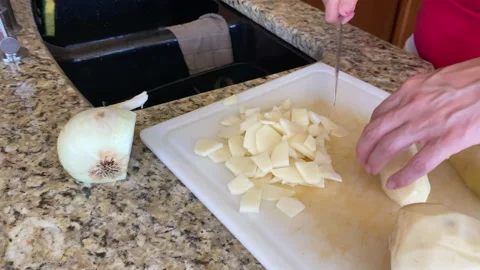 Chopping potatoes with a sharp knife 库存影片 134581397