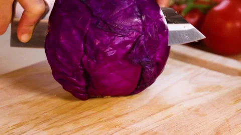Chopping Red Cabbage on Cutting Board 库存影片 317369059