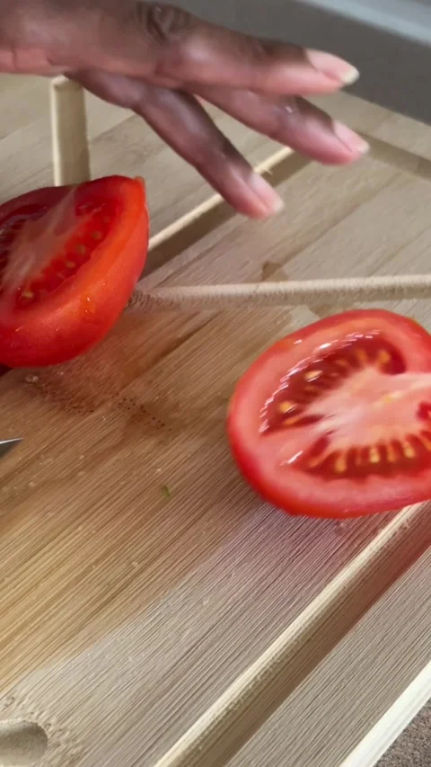 Chopping a red tomato Vídeo Stock 312717825