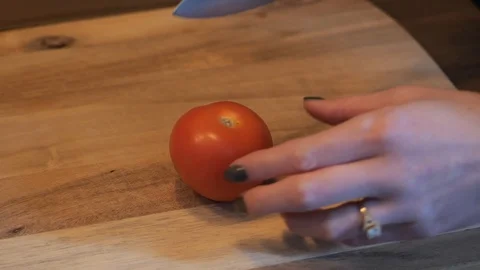 Chopping a tomato Vídeo Stock 123799746