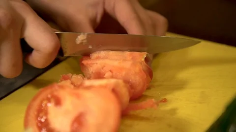 Chopping Tomatoes, Close-Up Stockbeeldmateriaal 102399343