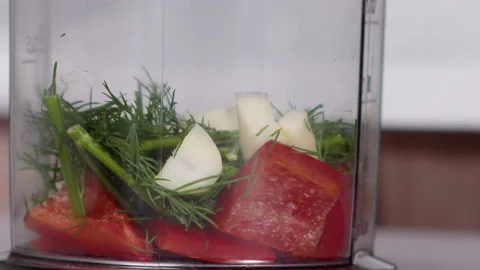 Chopping vegetables with an immersion blender Vidéo 165597367