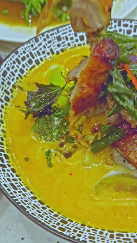 Chopsticks Grabbing Duck Curry with Basil 库存影片 314985175