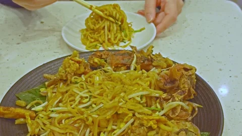 Chopsticks Picking Up Soft Shell Crab Pad Thai 스톡 동영상 314984986