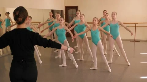Choreographer teaches classical ballet in a dance Studio for young ballerinas. Stock Footage 141275667