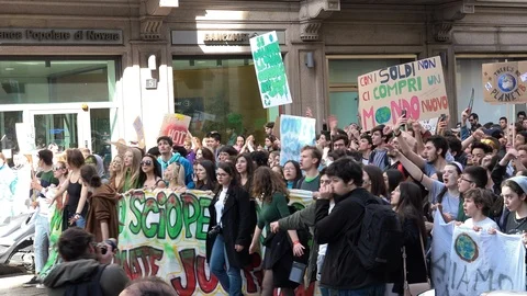Chorus of picketers walking with banners, Friday for future, Milan, Italy Vidéo 104722096