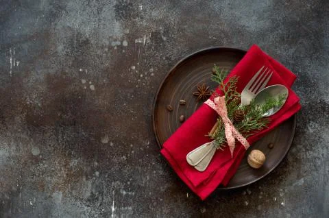 Chrismas table place setting. Tableware with evergreen twigs, cone and spice Foto stock