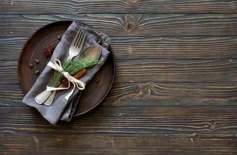 Chrismas table place setting. Tableware with evergreen twigs, cone and spice Foto stock