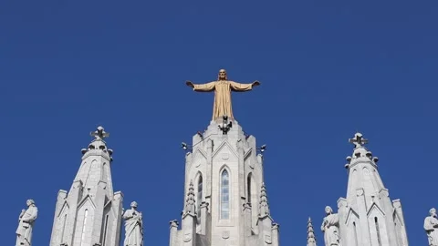 Christ statue on top of the Cathedral on Mount Tibidabo in Barcelona Video stock 139276747