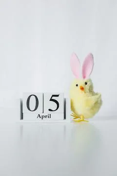 Christian Catholic Easter 2026 date on a wooden calendar with funny small E.. Foto stock