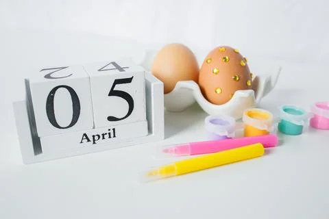 Christian Catholic Easter 2026 date on a wooden calendar with Easter eggs a.. Foto stock