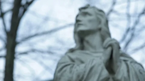 Christian Cemetery Praying Statue Pull Focus 01 MP4 Vidéo 70069538
