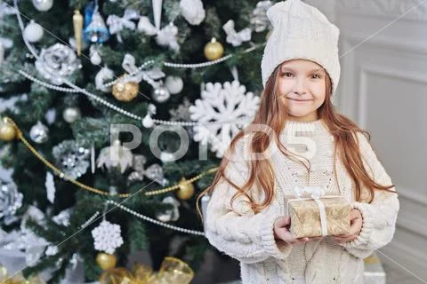Christmas and New Year concept. Pretty little girl in white knitted hat and s Stock-Fotos