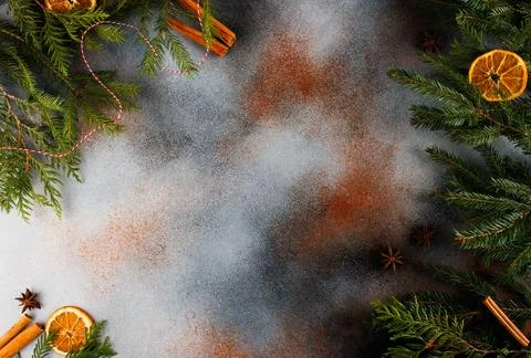 Christmas Background with Fir Branches, Dried Oranges, and Cinnamon on Concre Foto stock