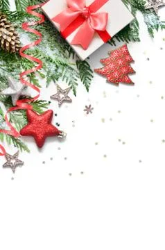 Christmas background, green pine branches, cones and gift box on white backgr Foto stock