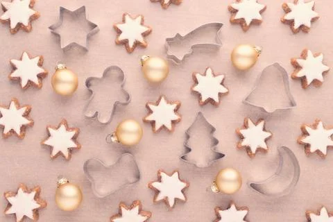 Christmas background with kitchen tools, star cookies and baubles on baking Foto stock