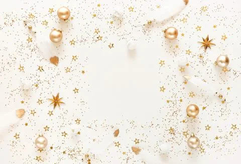 Christmas background pattern gold and white Xmas decorations on white backdrop.T Foto stock