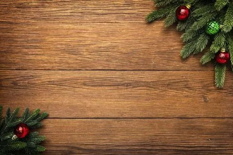 Christmas Background of pine needle branches and Christmas baubles on wooden Foto stock
