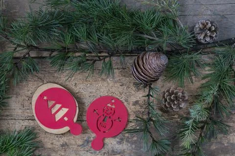 Christmas background with pine tree branches, ornaments and cones on wooden s Foto stock