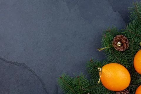 Christmas background with pine tree cones, pine tree branches and oranges. zero Fotos Stock