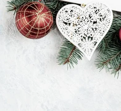 Christmas background red, border, branches of a Christmas tree, heart, pine c Fotos de archivo