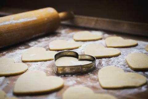 Christmas baking. Making gingerbread biscuits. Cookie dough and cookie cutters. Foto stock
