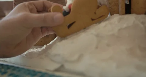 Christmas baking process, christmas decoration, pastry. gingerbread house. 库存影片 125322725