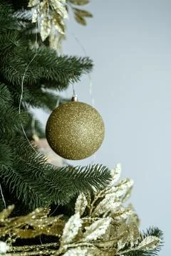 A Christmas ball decorates the tree. Foto stock