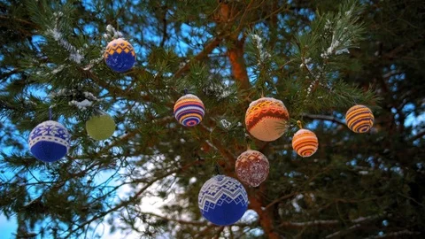 Christmas balls hanging on pine branches covered with snow Vidéo 70292993