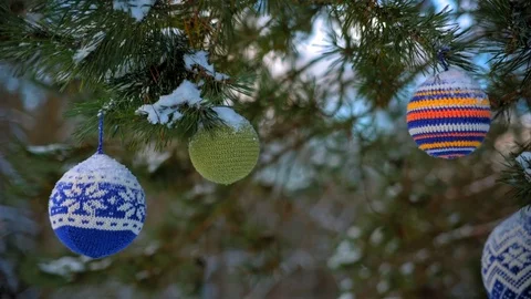 Christmas balls hanging on pine branches covered with snow Vídeos de archivo 70293417