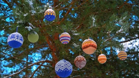 Christmas balls hanging on pine branches covered with snow Vidéo 70301438