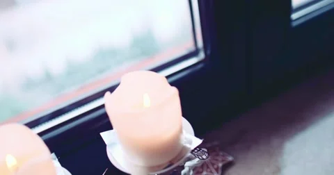 Christmas Candles Burning on the window, Snowfall View. 4K SLOW MOTION 120 fps Vídeo Stock 68827182