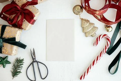 Christmas card flat lay. Empty greeting card mockup with christmas gift, de.. Stock Photos