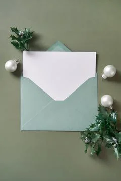Christmas card flat lay. Empty card in green envelope. Mockup. Foto stock