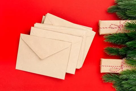 Christmas card from stack of craft envelopes with frame of Christmas decorations Foto stock