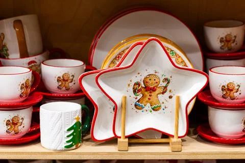 Christmas Ceramic Tableware with Gingerbread Man Pattern and Star Shaped Plat 스톡 사진