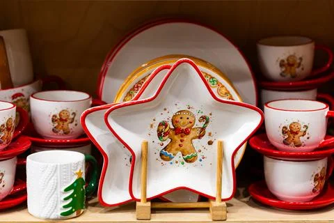 Christmas Ceramic Tableware with Gingerbread Man Pattern and Star Shaped Plat 스톡 사진