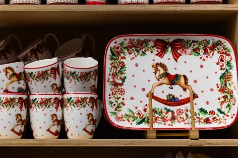 Christmas Ceramic Tableware with Gingerbread Man Pattern and Star Shaped Plat 스톡 사진