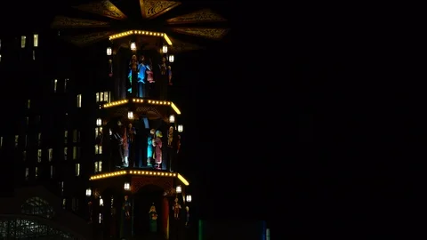 Christmas characters spin around on a carousel Vídeo Stock 121417038