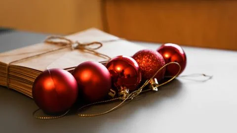 Christmas composition. Craft envelopes and red balls. Stack of letters Foto stock