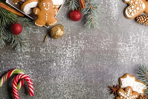 Christmas composition with gingerbread on gray background 스톡 사진