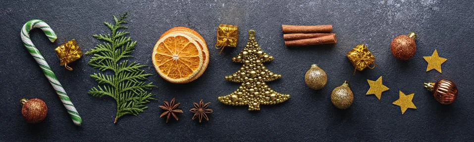 Christmas composition on gray background, candy, Christmas toys, balloons, st Foto stock
