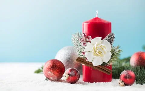 Christmas composition with large red aromatic candle baubles and fir branches Foto stock