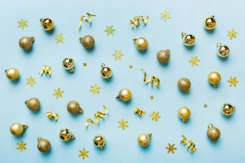 Christmas composition. a pattern of christmas balls on colored background. Fl Foto stock