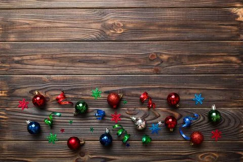Christmas composition. a pattern of christmas balls on colored background. Fl Foto stock