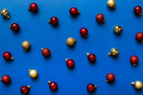 Christmas composition. a pattern of christmas balls on colored background. Fl Foto stock