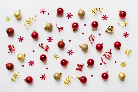 Christmas composition. a pattern of christmas balls on colored background. Fl Foto stock