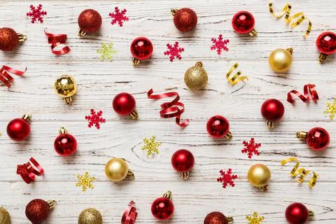 Christmas composition. a pattern of christmas balls on colored background. Fl Foto stock