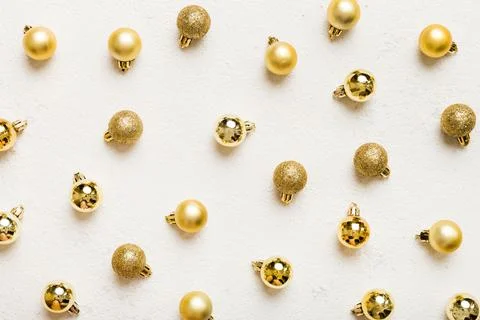 Christmas composition. a pattern of christmas balls on colored background. Fl Foto stock