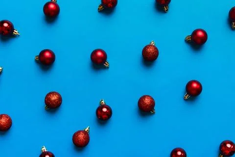 Christmas composition. a pattern of christmas balls on colored background. .. Foto stock